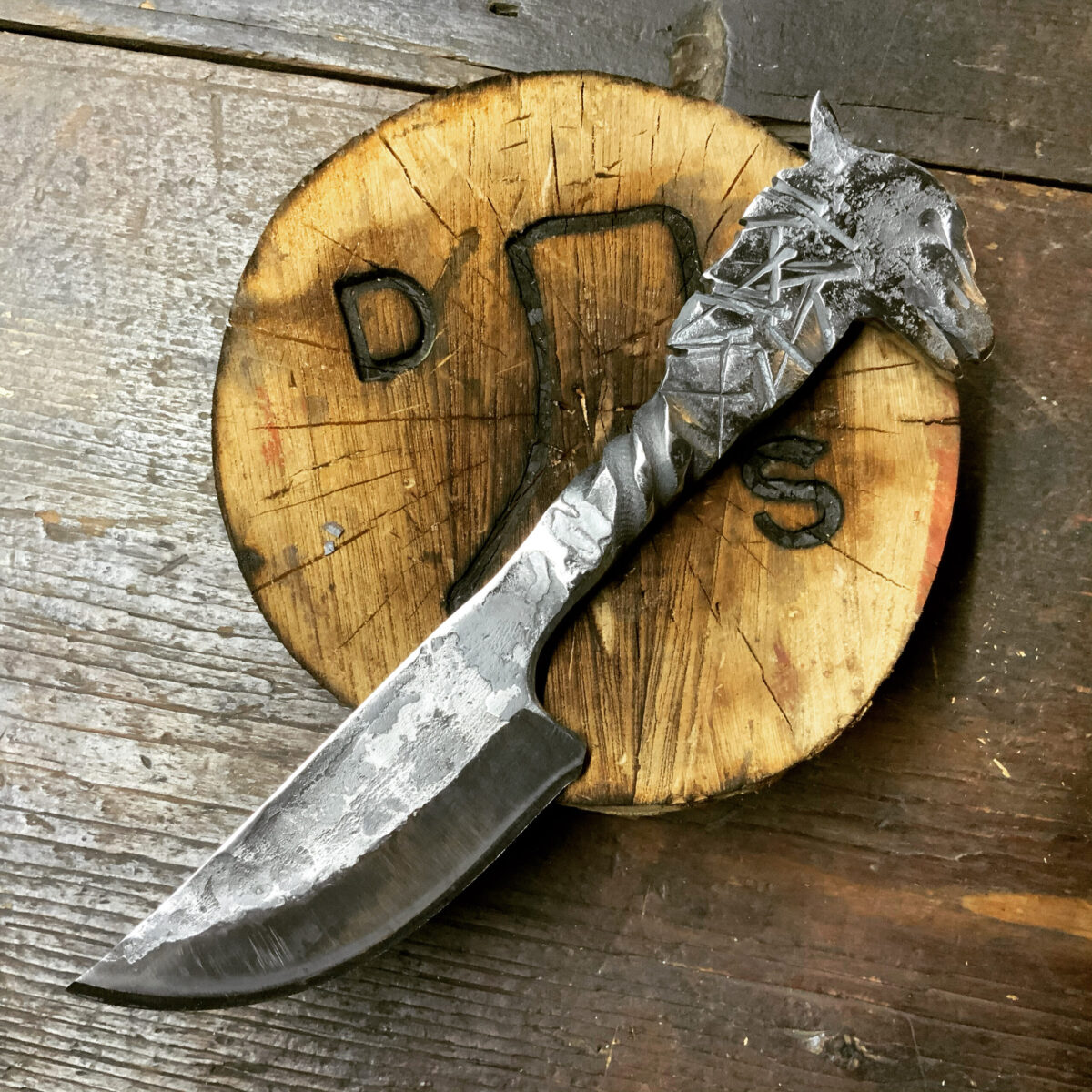 Wolf Head Knife